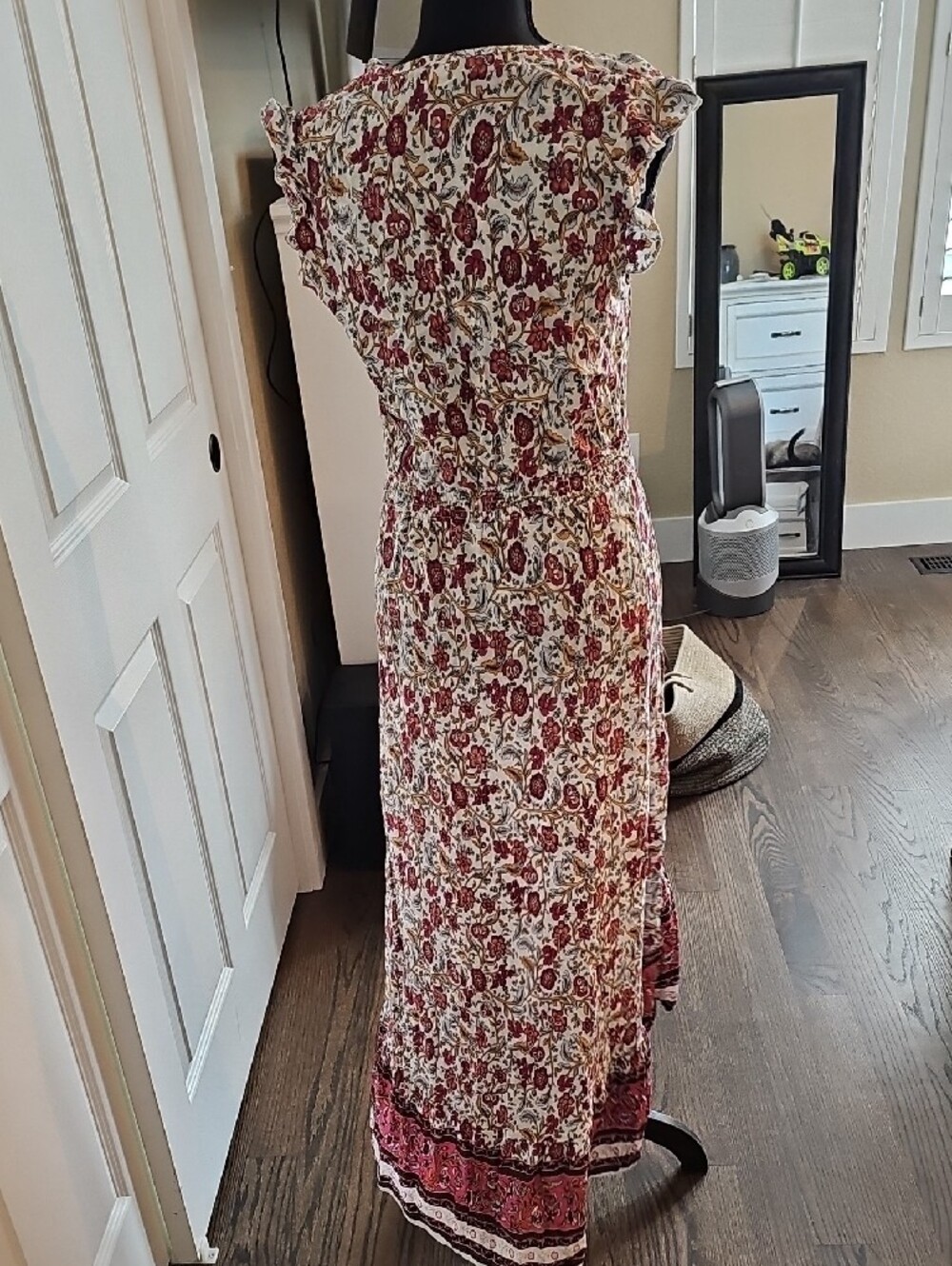 Floral V-Neck Maxi Dress in White and Red - Picture 4 of 4